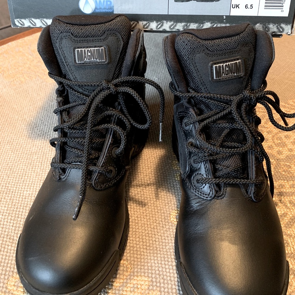 Men essential boots, ideal to stand job
